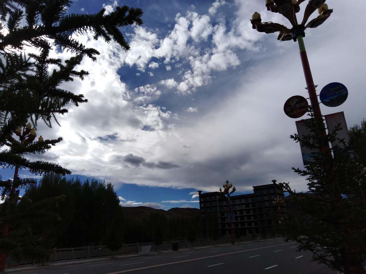 Zishuo Zihua Guest House Daocheng Bagian luar foto